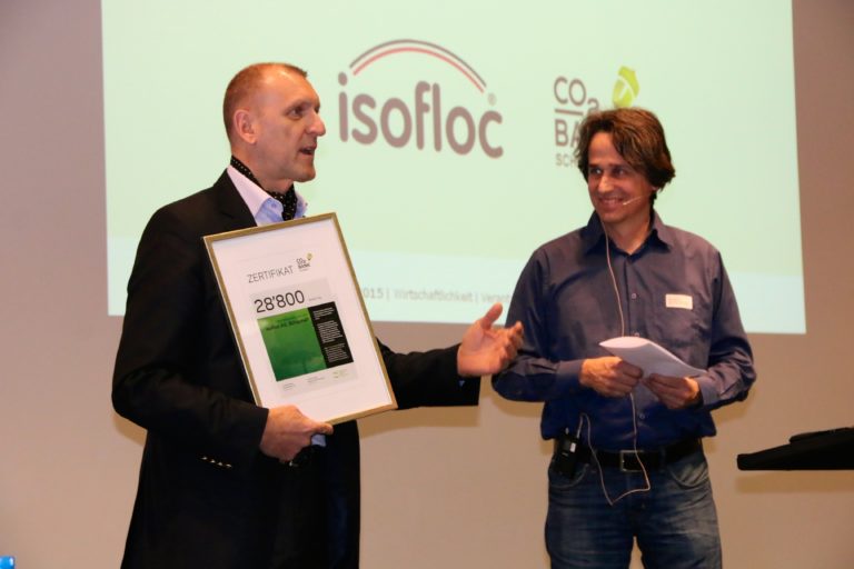 Sergio Fräfel, Geschäftsführer der isofloc AG bedankt sich bei Urs Luginbühl und der CO2-Bank für die Auszeichnung